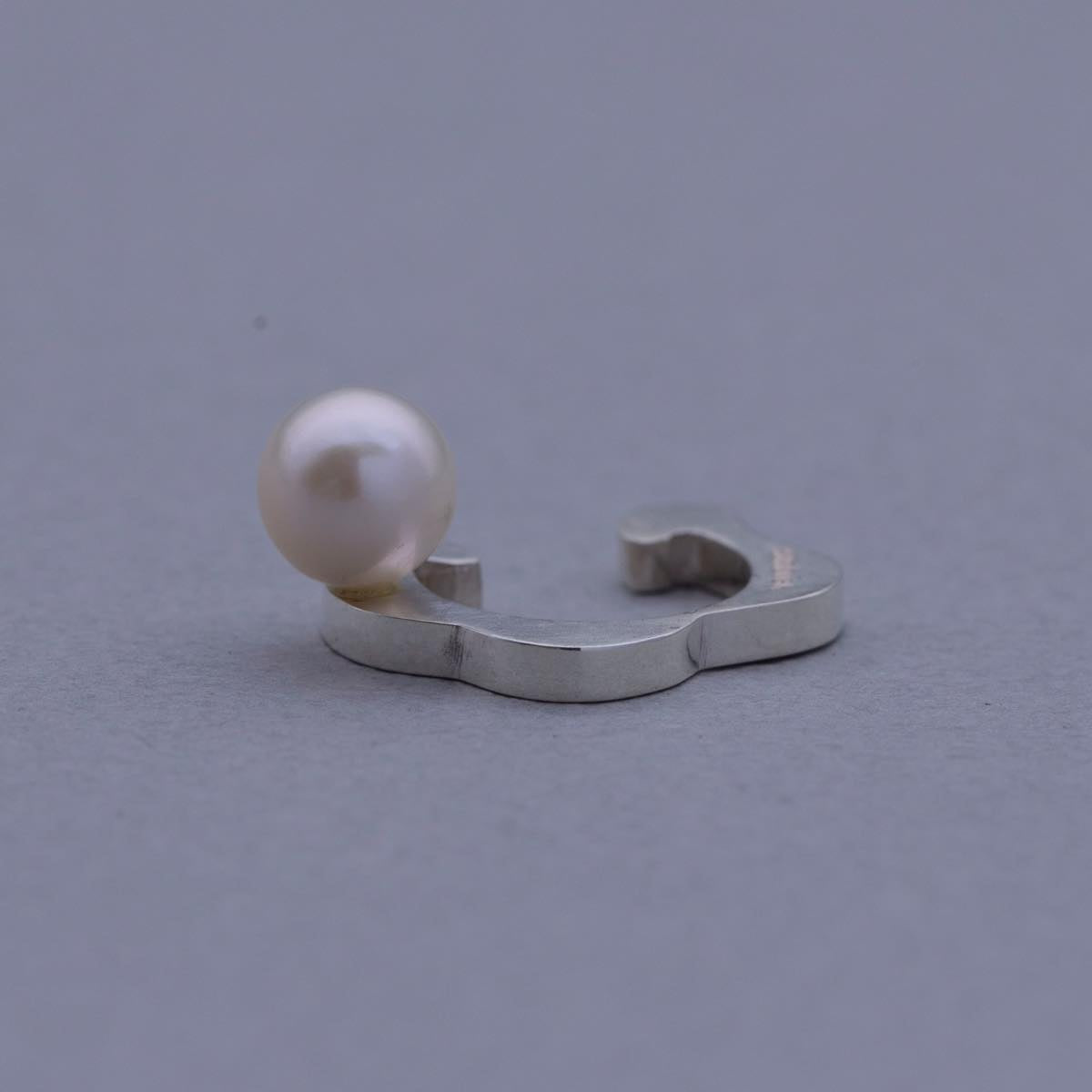 Task earcuff pearl